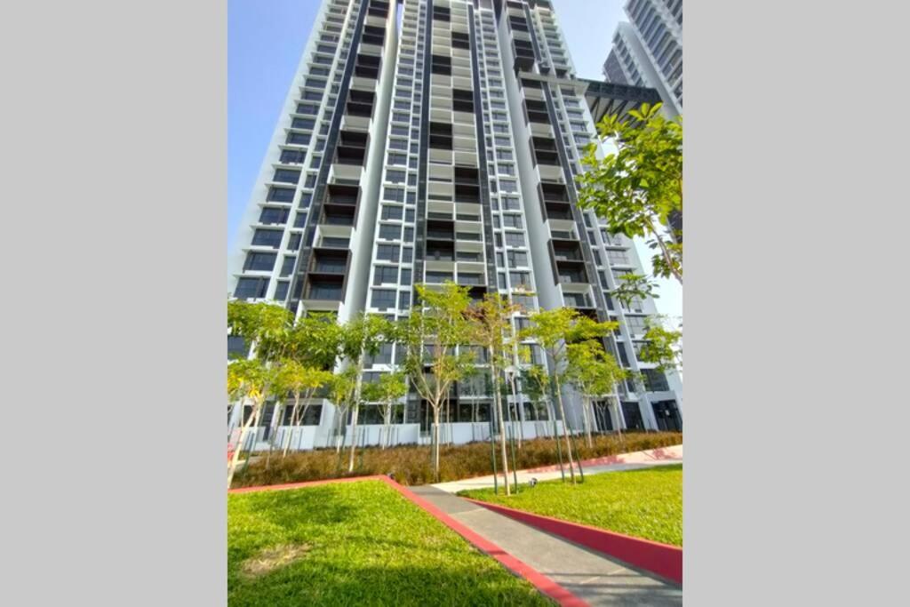 Astetica Pool & Lake View High Floor 100Mbps Wifi Netflix Seri Kembangan Exterior foto