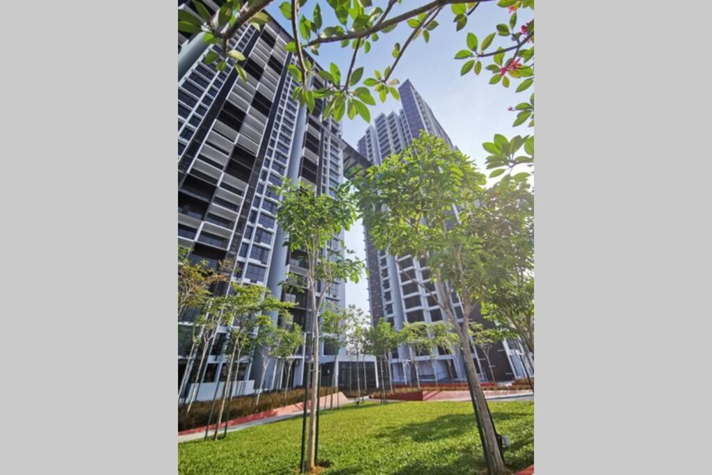 Astetica Pool & Lake View High Floor 100Mbps Wifi Netflix Seri Kembangan Exterior foto